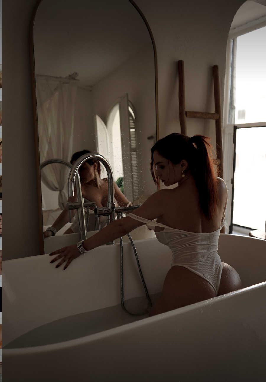 A playful frame from Miranda Faith nude — online in Semarang