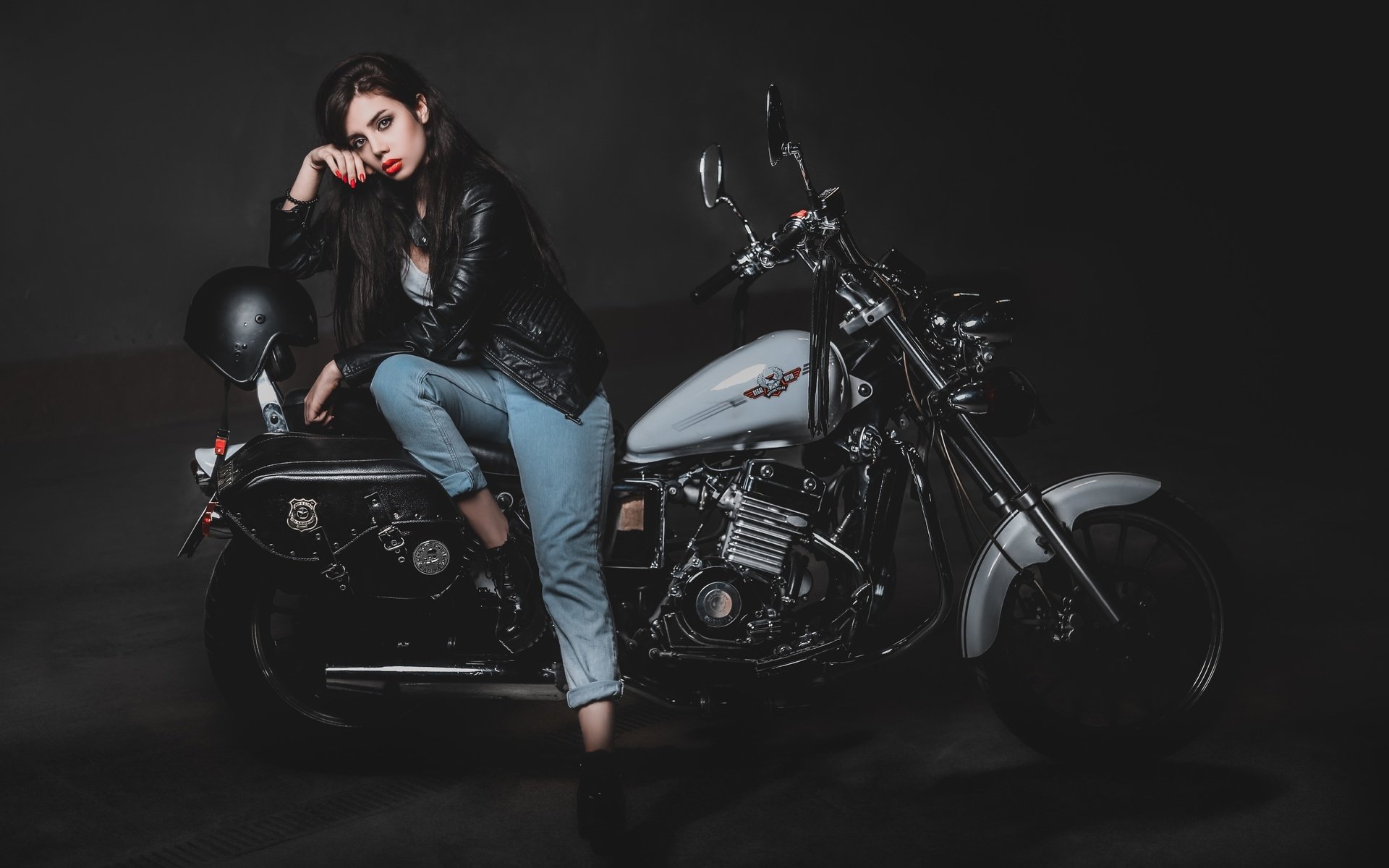 Biker girls: style and drive in Semarang