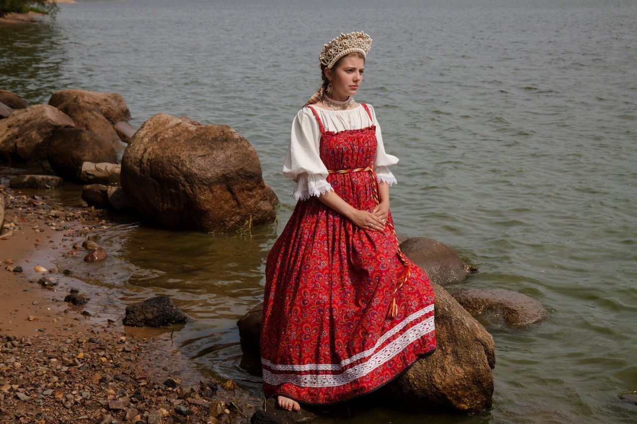 Women in Slavic costumes in Semarang