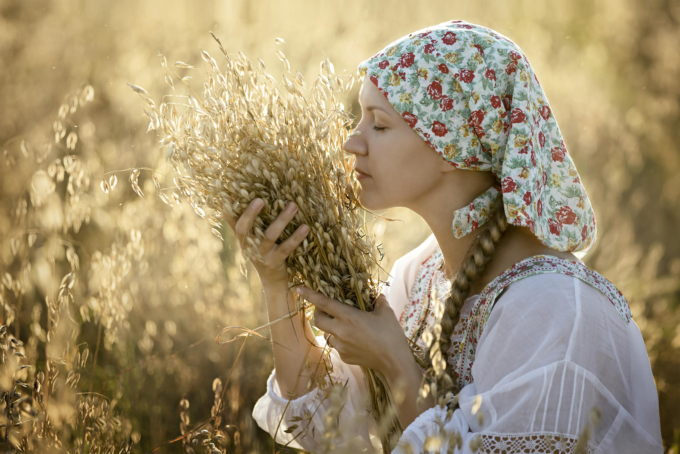 Photo Women in Slavic costumes in Semarang
